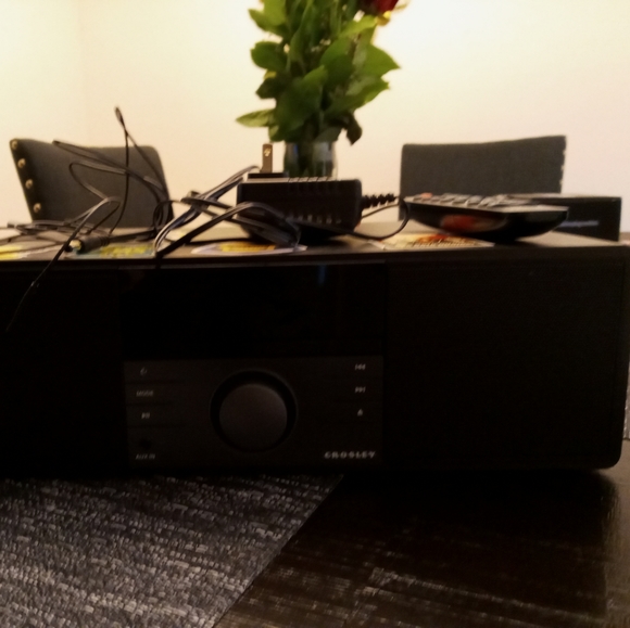 Crosley blueTooth sound system. and FM - Picture 1 of 5